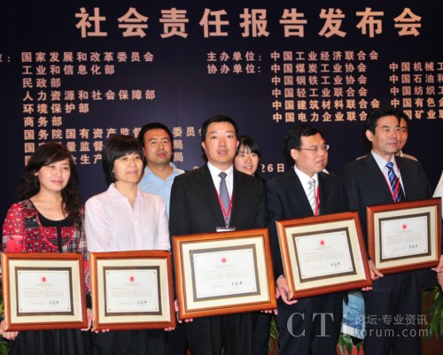 �Ϻ�ؐ���hί����ӛ����(zh��)�и�����ꐂ����I(l��ng)ȡ�C��